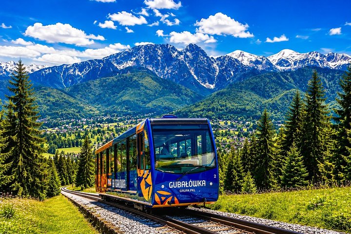Naturskøn udsigt over Zakopane, Tatra-bjergene og traditionel polsk arkitektur, foto 28 | wizardtrip