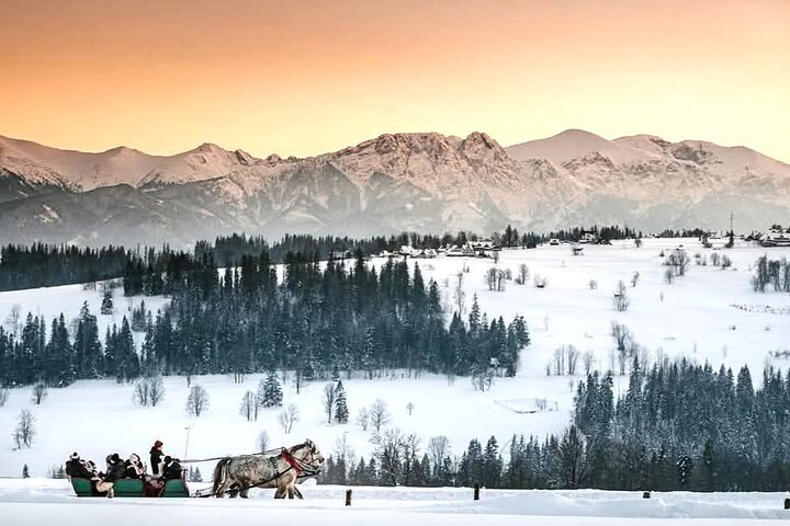 Naturskøn udsigt over Zakopane, Tatra-bjergene og traditionel polsk arkitektur, foto 29 | wizardtrip
