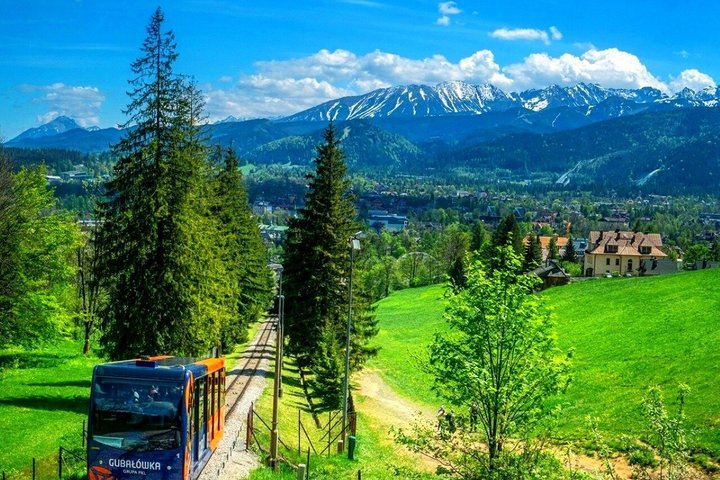 Naturskøn udsigt over Zakopane, Tatra-bjergene og traditionel polsk arkitektur, foto 32 | wizardtrip