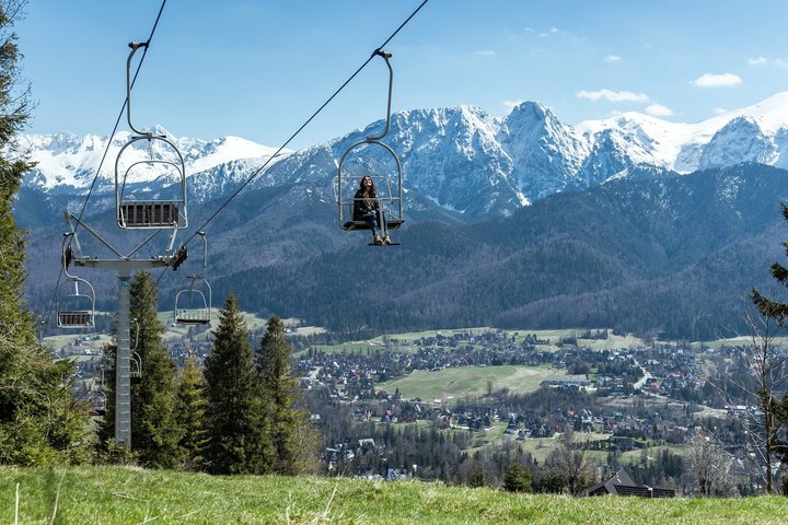 Naturskøn udsigt over Zakopane, Tatra-bjergene og traditionel polsk arkitektur, foto 33 | wizardtrip