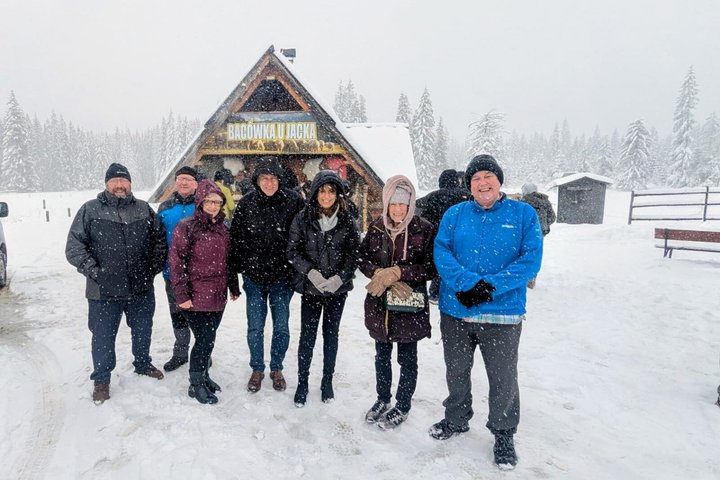 Naturskøn udsigt over Zakopane, Tatra-bjergene og traditionel polsk arkitektur, foto 34 | wizardtrip