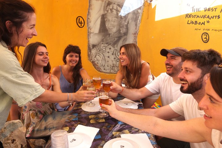 Un grupo pequeño disfruta de un tour gastronómico y de vinos en Lisboa, degustando delicias locales, foto 6 | wizardtrip