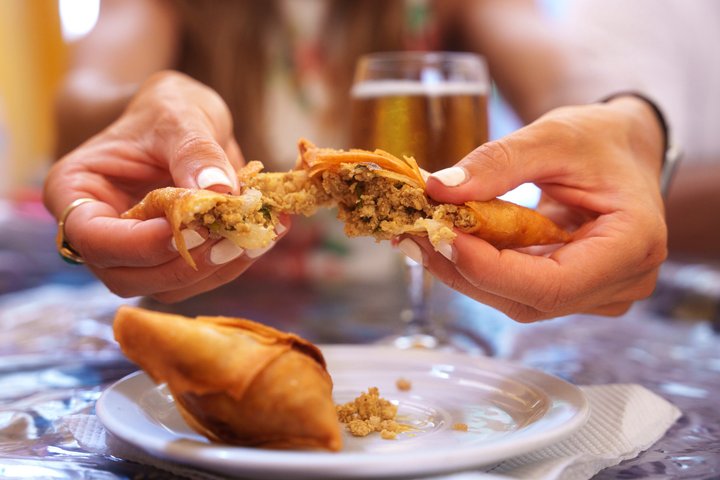 Un grupo pequeño disfruta de un tour gastronómico y de vinos en Lisboa, degustando delicias locales, foto 7 | wizardtrip