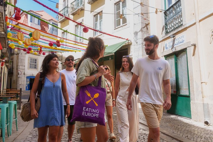 Un grupo pequeño disfruta de un tour gastronómico y de vinos en Lisboa, degustando delicias locales, foto 9 | wizardtrip