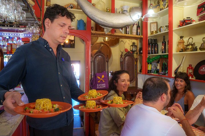 Un grupo pequeño disfruta de un tour gastronómico y de vinos en Lisboa, degustando delicias locales, foto 10 | wizardtrip