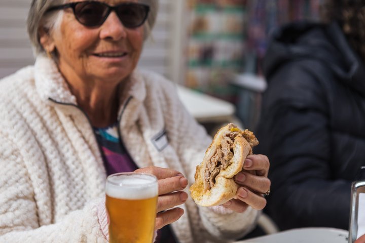 Un grupo pequeño disfruta de un tour gastronómico y de vinos en Lisboa, degustando delicias locales, foto 11 | wizardtrip