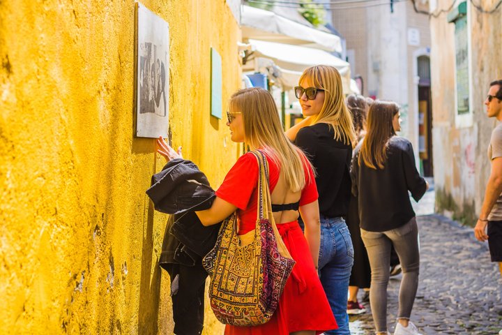 Un grupo pequeño disfruta de un tour gastronómico y de vinos en Lisboa, degustando delicias locales, foto 12 | wizardtrip