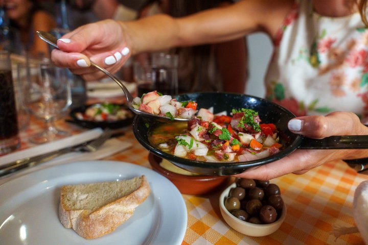 Un grupo pequeño disfruta de un tour gastronómico y de vinos en Lisboa, degustando delicias locales, foto 13 | wizardtrip