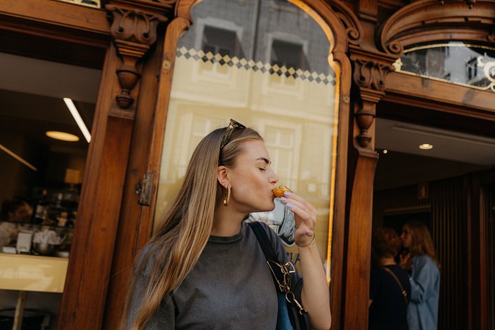 Un grupo pequeño disfruta de un tour gastronómico y de vinos en Lisboa, degustando delicias locales, foto 14 | wizardtrip