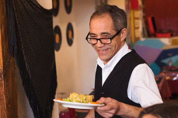 Un grupo pequeño disfruta de un tour gastronómico y de vinos en Lisboa, degustando delicias locales, foto 15 | wizardtrip