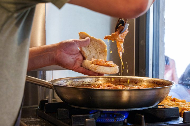 Un grupo pequeño disfruta de un tour gastronómico y de vinos en Lisboa, degustando delicias locales, foto 16 | wizardtrip