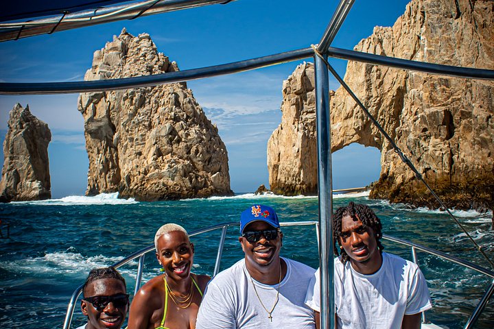 Excursion panoramique en bateau vers l'Arche de Cabo San Lucas, avec faune marine et formations rocheuses, photo 9 | wizardtrip