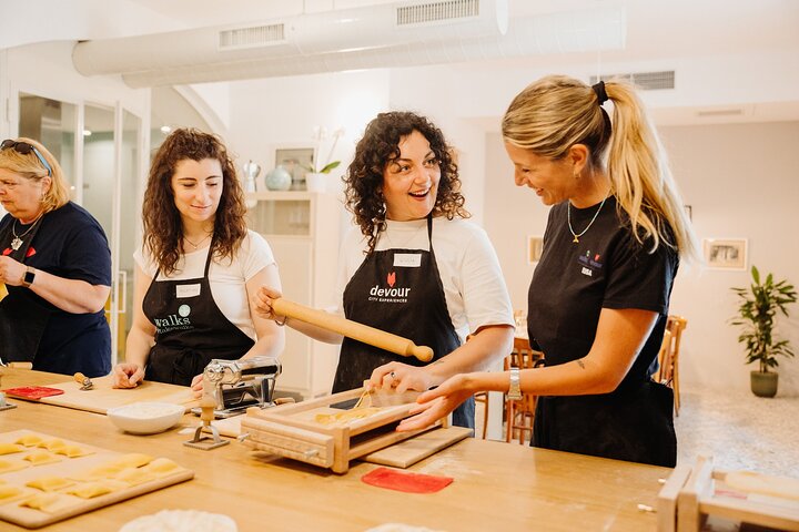 Rome Pasta Making Class: Learn, Dine & Drink Wine with a Local Chef | wizardtrip