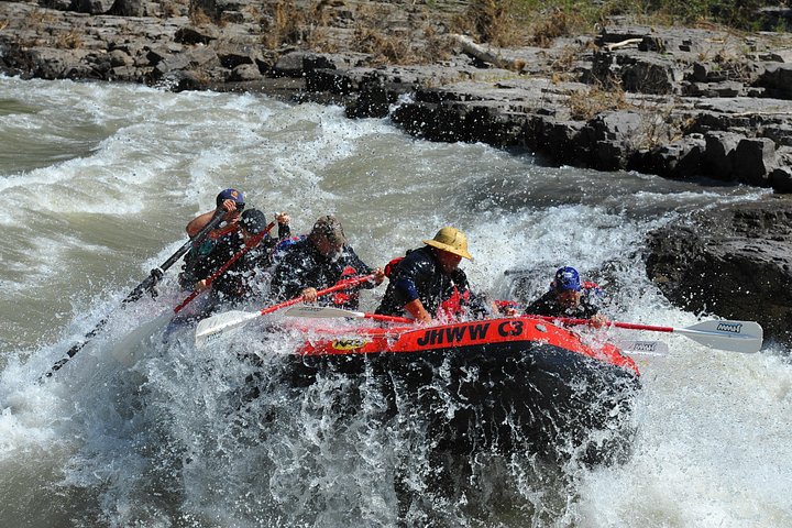 Genießen Sie Wildwasser-Rafting auf dem Snake River in Jackson Hole, Wyoming, mit aufregenden Stromschnellen und malerischen Ausblicken, Foto 6 | wizardtrip