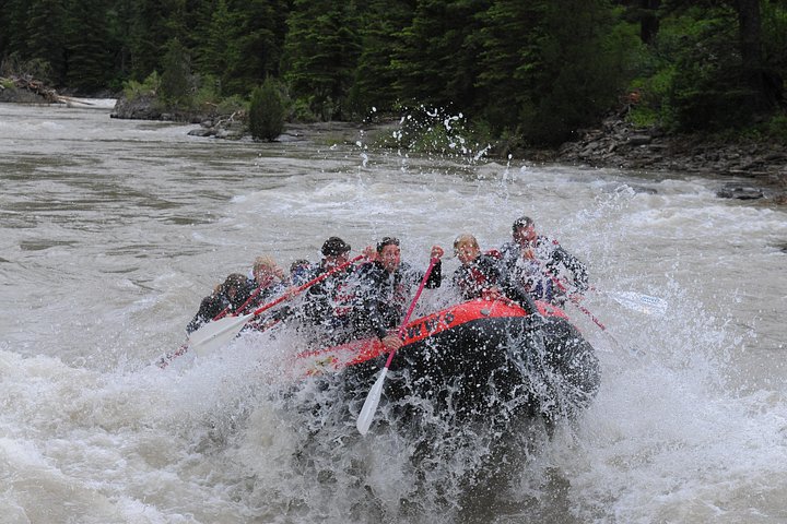 Genießen Sie Wildwasser-Rafting auf dem Snake River in Jackson Hole, Wyoming, mit aufregenden Stromschnellen und malerischen Ausblicken, Foto 7 | wizardtrip