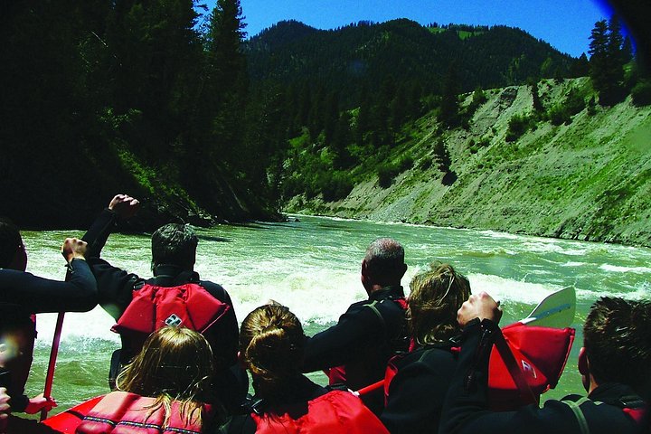 Genießen Sie Wildwasser-Rafting auf dem Snake River in Jackson Hole, Wyoming, mit aufregenden Stromschnellen und malerischen Ausblicken, Foto 8 | wizardtrip