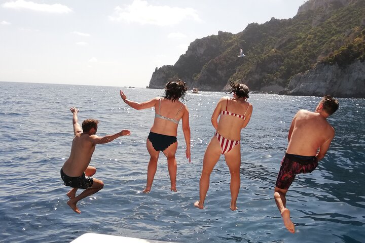 Passeio de barco partilhado para Capri a partir de Sorrento ou Positano, explorando grutas e a ilha, foto 7 | wizardtrip