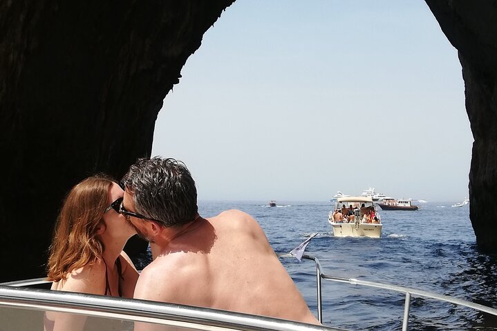 Passeio de barco partilhado para Capri a partir de Sorrento ou Positano, explorando grutas e a ilha, foto 8 | wizardtrip
