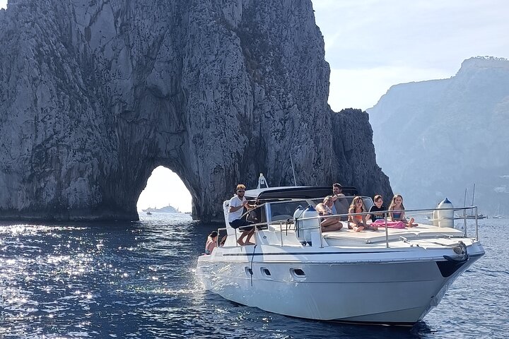 Passeio de barco partilhado para Capri a partir de Sorrento ou Positano, explorando grutas e a ilha, foto 14 | wizardtrip