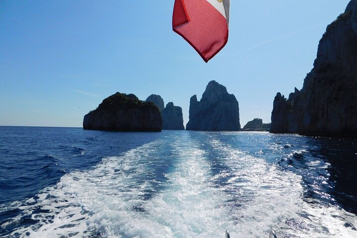 Passeio de barco partilhado para Capri a partir de Sorrento ou Positano, explorando grutas e a ilha, foto 16 | wizardtrip