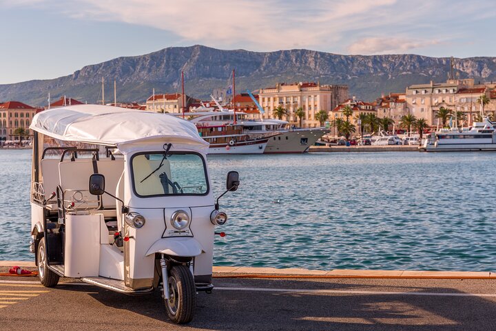 Elektrische tuk-tuk tour langs historische bezienswaardigheden en de kustlijn van Split, inclusief het Paleis van Diocletianus, foto 11 | wizardtrip