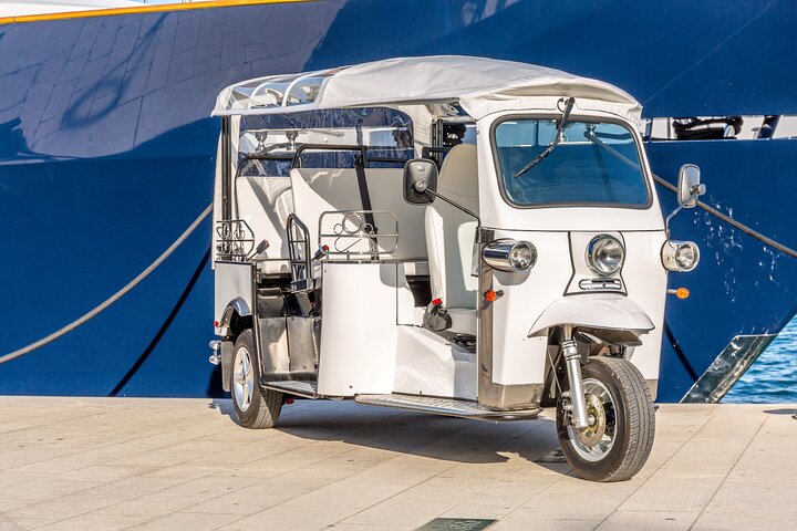 Elektrische tuk-tuk tour langs historische bezienswaardigheden en de kustlijn van Split, inclusief het Paleis van Diocletianus, foto 13 | wizardtrip