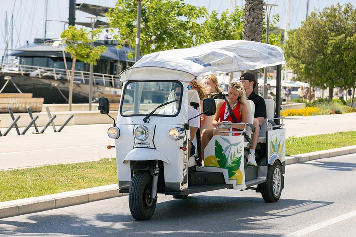 Elektrische tuk-tuk tour langs historische bezienswaardigheden en de kustlijn van Split, inclusief het Paleis van Diocletianus, foto 16 | wizardtrip