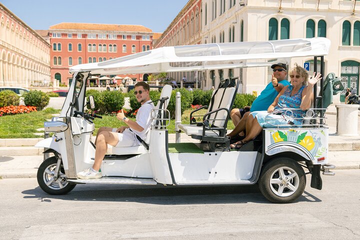 Elektrische tuk-tuk tour langs historische bezienswaardigheden en de kustlijn van Split, inclusief het Paleis van Diocletianus, foto 19 | wizardtrip