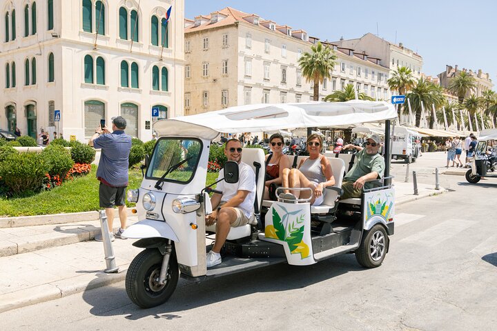 Elektrische tuk-tuk tour langs historische bezienswaardigheden en de kustlijn van Split, inclusief het Paleis van Diocletianus, foto 21 | wizardtrip