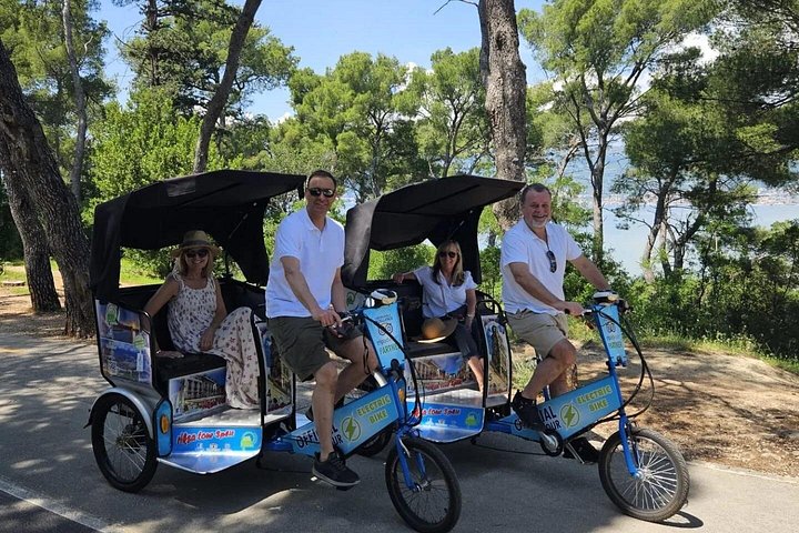 Tour privé en cyclo-pousse électrique explorant les sites historiques et le littoral de Split, photo 8 | wizardtrip