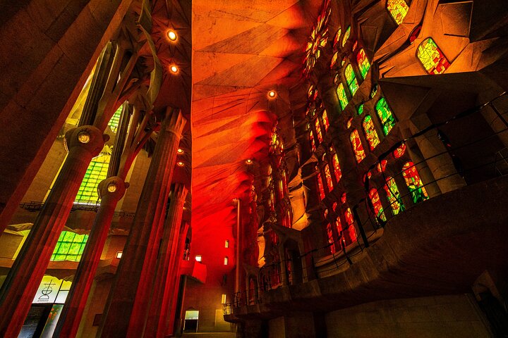 Grupo reducido explorando el impresionante interior de la Sagrada Familia, Barcelona, foto 6 | wizardtrip