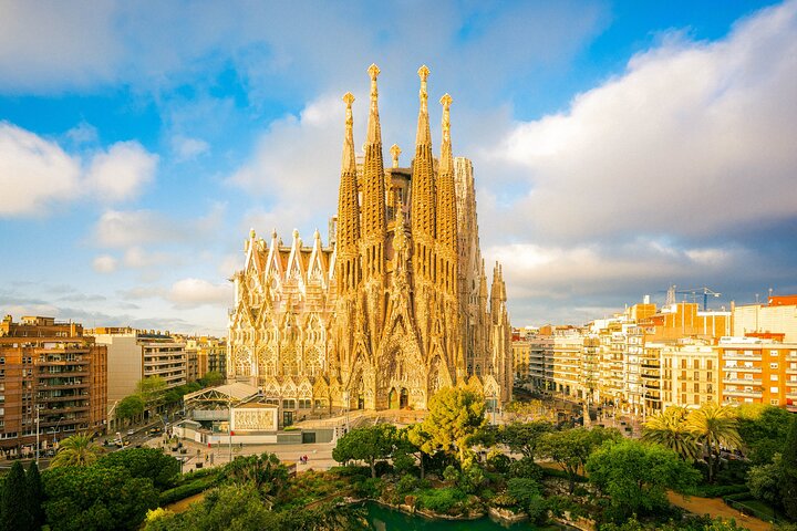 Grupo reducido explorando el impresionante interior de la Sagrada Familia, Barcelona, foto 7 | wizardtrip
