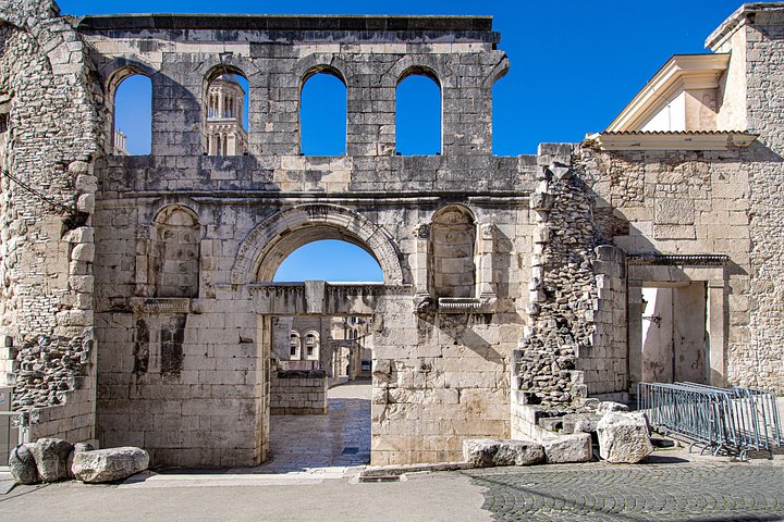 Historischer Rundgang durch den Diokletianpalast in Split, der antike römische Architektur und Stadtleben zeigt, Foto 7 | wizardtrip