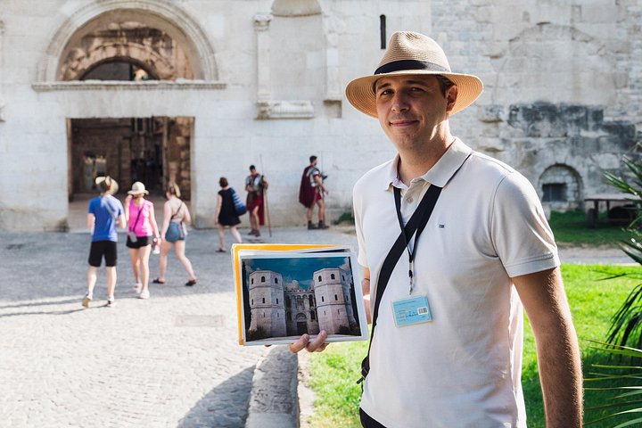 Historischer Rundgang durch den Diokletianpalast in Split, der antike römische Architektur und Stadtleben zeigt, Foto 10 | wizardtrip