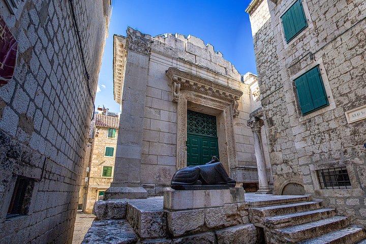 Historischer Rundgang durch den Diokletianpalast in Split, der antike römische Architektur und Stadtleben zeigt, Foto 12 | wizardtrip