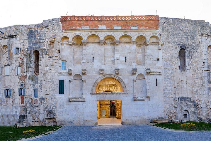 Historischer Rundgang durch den Diokletianpalast in Split, der antike römische Architektur und Stadtleben zeigt, Foto 14 | wizardtrip