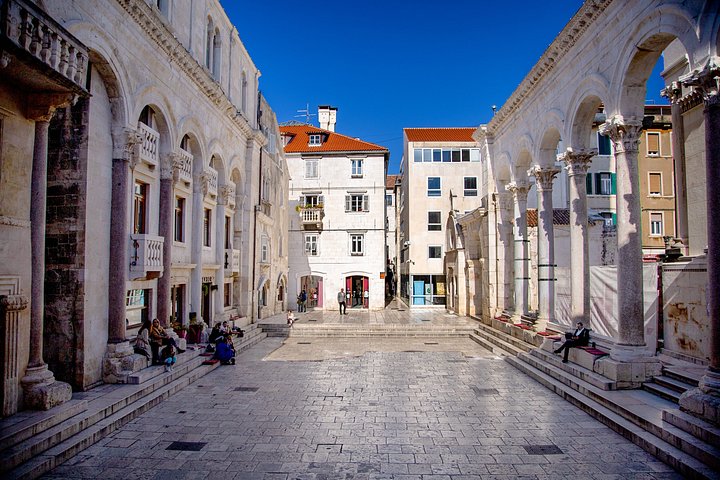 Historischer Rundgang durch den Diokletianpalast in Split, der antike römische Architektur und Stadtleben zeigt, Foto 15 | wizardtrip