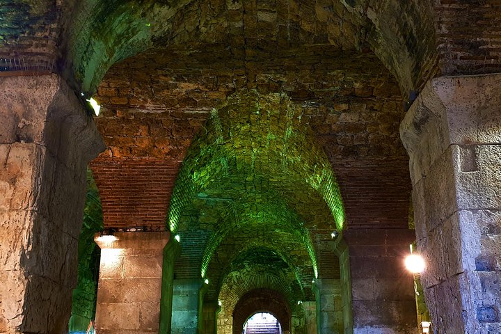 Historischer Rundgang durch den Diokletianpalast in Split, der antike römische Architektur und Stadtleben zeigt, Foto 16 | wizardtrip