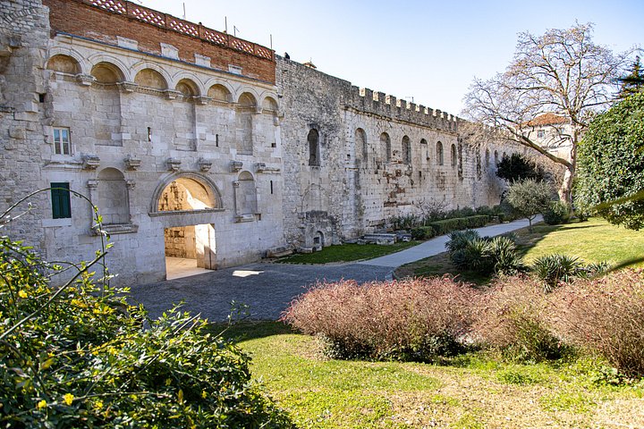Historischer Rundgang durch den Diokletianpalast in Split, der antike römische Architektur und Stadtleben zeigt, Foto 18 | wizardtrip