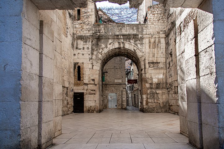 Historischer Rundgang durch den Diokletianpalast in Split, der antike römische Architektur und Stadtleben zeigt, Foto 19 | wizardtrip