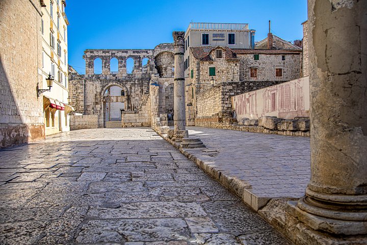 Historischer Rundgang durch den Diokletianpalast in Split, der antike römische Architektur und Stadtleben zeigt, Foto 20 | wizardtrip