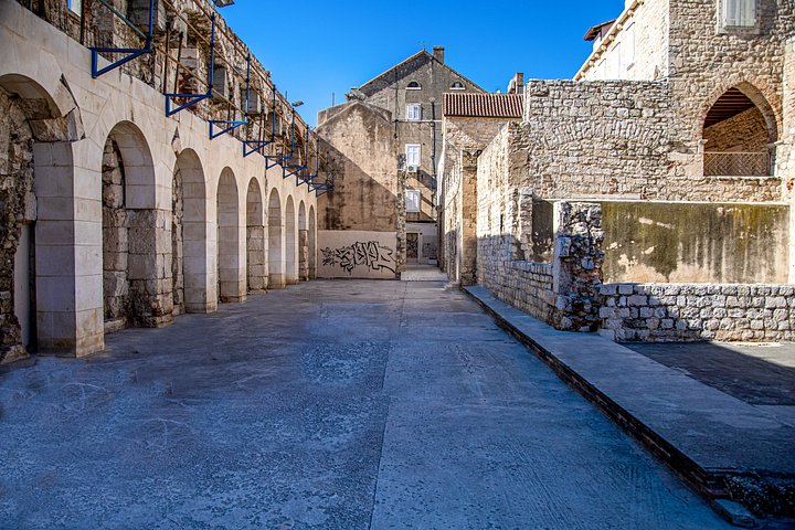 Historischer Rundgang durch den Diokletianpalast in Split, der antike römische Architektur und Stadtleben zeigt, Foto 21 | wizardtrip