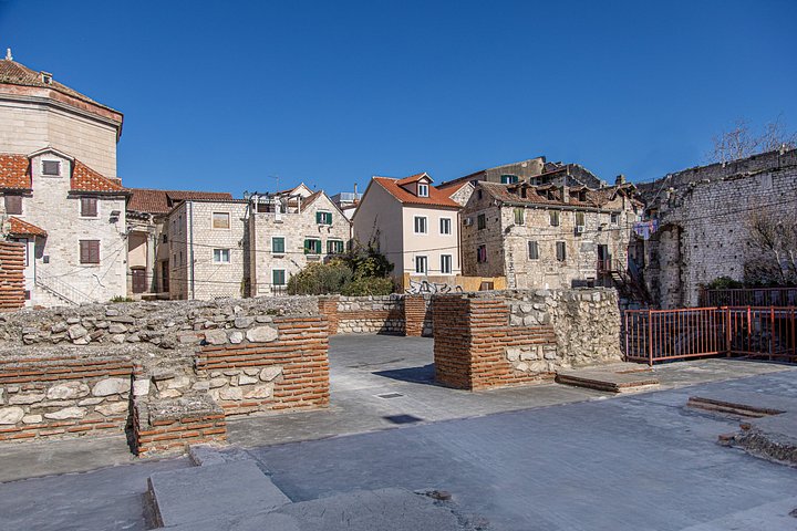 Historischer Rundgang durch den Diokletianpalast in Split, der antike römische Architektur und Stadtleben zeigt, Foto 22 | wizardtrip