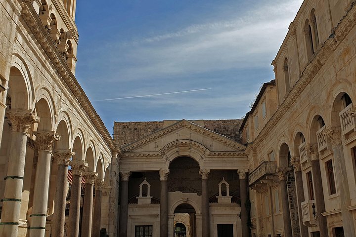 Historischer Rundgang durch den Diokletianpalast in Split, der antike römische Architektur und Stadtleben zeigt, Foto 23 | wizardtrip