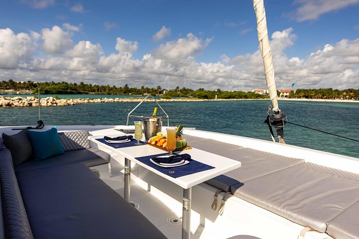 Luxury private catamaran sailing trip in Tulum with open bar and snorkeling, photo 12 | wizardtrip