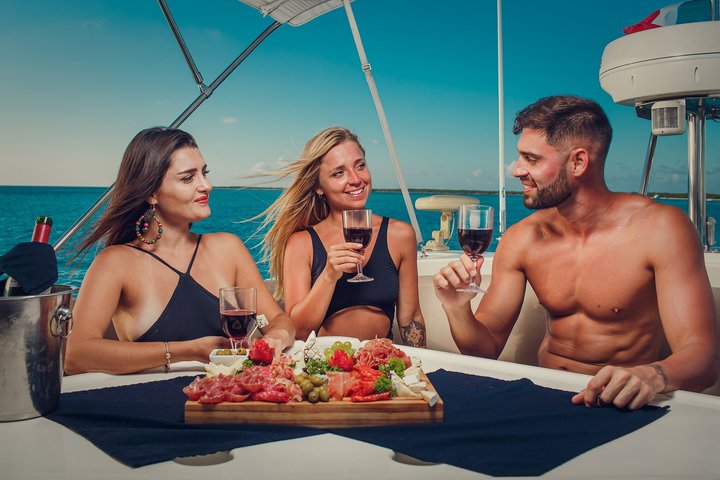 Luxury private catamaran sailing trip in Tulum with open bar and snorkeling, photo 22 | wizardtrip