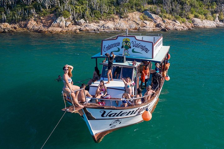 Geniet van een schilderachtige boottocht in Arraial do Cabo met een open bar en prachtig uitzicht op de kustlijn, foto 6 | wizardtrip