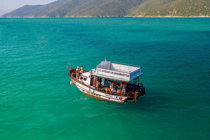 Geniet van een schilderachtige boottocht in Arraial do Cabo met een open bar en prachtig uitzicht op de kustlijn, foto 8 | wizardtrip