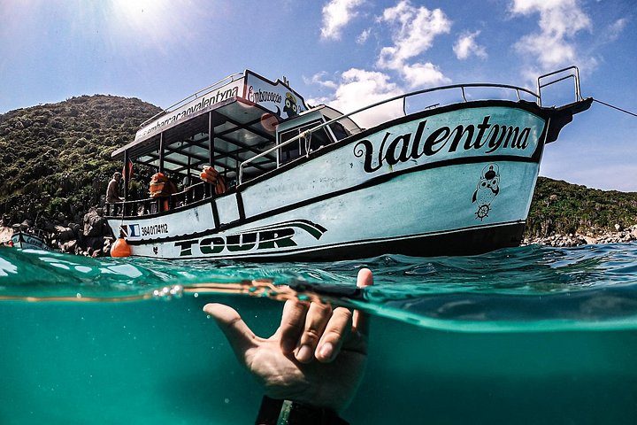 Geniet van een schilderachtige boottocht in Arraial do Cabo met een open bar en prachtig uitzicht op de kustlijn, foto 9 | wizardtrip