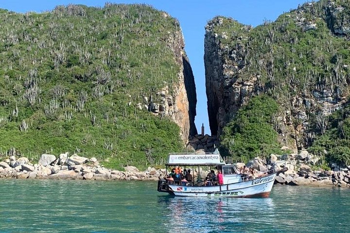 Geniet van een schilderachtige boottocht in Arraial do Cabo met een open bar en prachtig uitzicht op de kustlijn, foto 11 | wizardtrip
